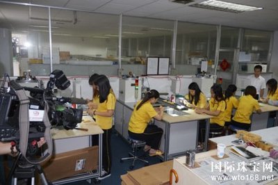 【今日新聞】新時代 &ldquo;星&rdquo;發展 --深圳衛視采訪星光達,聚焦傳統文化產業發展_國際珠寶網-全球最大的珠寶門戶網站。提供及時的行業動態、黃金價格和珠寶加盟等資訊。