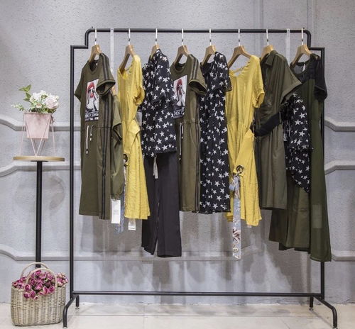 女裝批發指南 探尋桑卡品牌時尚折扣與加盟選擇，兼談服裝輔料制造